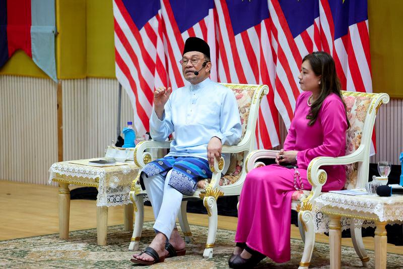 Perdana Menteri Datuk Seri Anwar Ibrahim bercakap pada Program Temu Anwar di Universiti Pertahanan Nasional Malaysia (UPNM) hari ini. - fotoBERNAMA