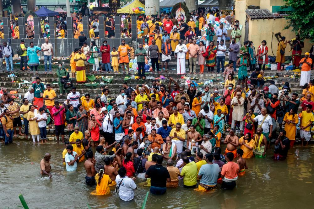 Penganut-penganut Hindu melakukan upacara keagamaan sebelum berarak ke Kuil Sri Subramaniar Swamy Batu Caves sempena perayaan Thaipusam./FOTOBERNAMA