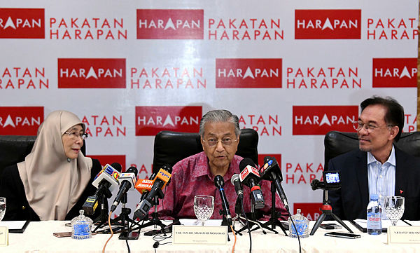 Pakatan Harapan Chairman Tun Dr Mahathir Mohamad (center) during a press conference at a PH and Warisan Members of Parliament get-together. — Bernama