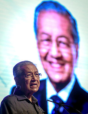 Prime Minister Tun Dr Mahathir Mohamad delivers his speech during the launching of the National Reading Decade at Universiti Kebangsaan Malaysia today. — Bernama