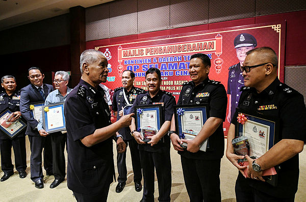Deputy Inspector-General of Police Tan Sri Noor Rashid Ibrahim meets with the recipients after an award presentation ceremony for the best 14th Op Selamat contingent and district at Persada PLUS, Petaling Jaya on Feb 15, 2019. — Bernama