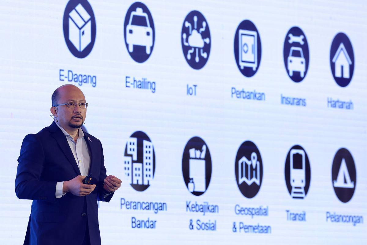 Ketua Bahagian Inovasi Digital dan Geospatial Suruhanjaya Komunikasi dan Multimedia Malaysia, Ahmad Aswadi Yusof bercakap ketika pembentangan bertajuk Pelaksanaan NAS di Malaysia: Strategi dan Pelan Tindakan ke Arah Kejayaan pada Persidangan Alamat Nasional 2025 di Pusat Dagangan Dunia (WTC) Kuala Lumpur hari ini. - fotoBERNAMA