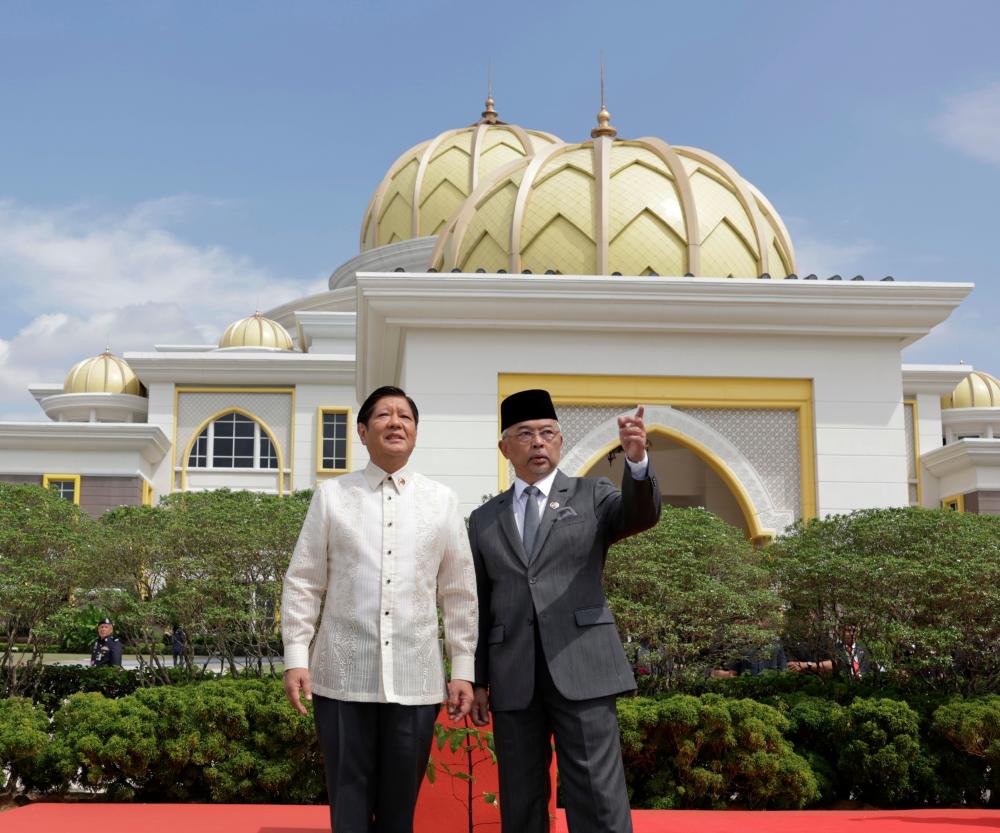 KUALA LUMPUR, 26 Julai -- Yang di-Pertuan Agong Al-Sultan Abdullah Ri’ayatuddin Al-Mustafa Billah Shah (kanan) berkenan beramah mesra dengan Presiden Filipina Ferdinand Marcos Jr pada sambutan negara di Istana Negara hari ini, sempena kunjungan sulungnya selama tiga hari ke negara ini. fotoBERNAMA