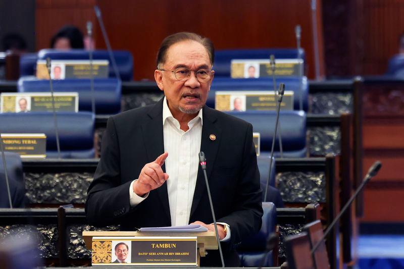 Perdana Menteri Datuk Seri Anwar Ibrahim ketika sesi jawab lisan pada Mesyuarat Pertama Penggal Keempat Parlimen ke-15 di Dewan Rakyat hari ini. - fotoBERNAMA