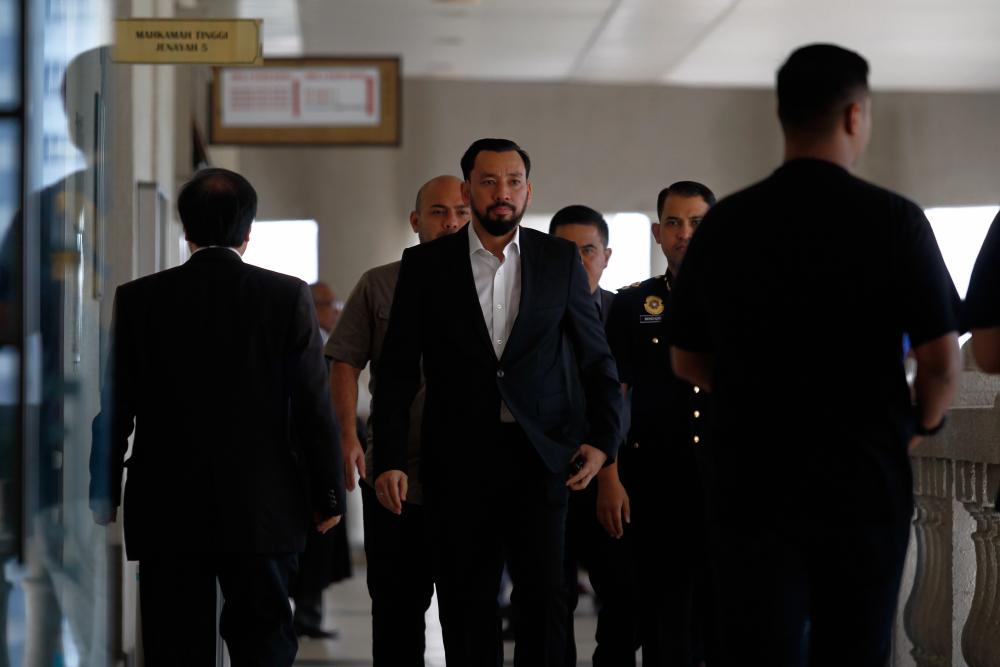Former special officer to Datuk Seri Najib Abdul Razak, Datuk Amhari Efendi (C), was the eighth prosecution witness to appear at the former prime minster’s 1MDB trial at the Kuala Lumpur Court Complex today. - Bernama