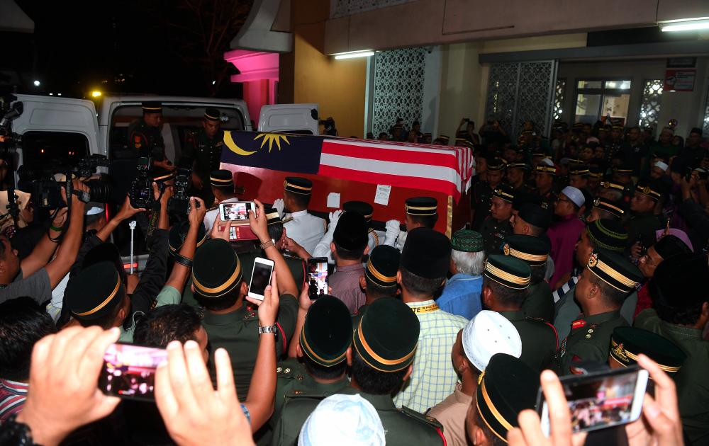 Major Mohd Zahir Armaya body is taken to the Tambun Muslim cemetery in Ipoh for burial after arriving at the Wardieburn Camp mosque in Jalan Genting Klang, Setapak for funeral prayers. - Bernama