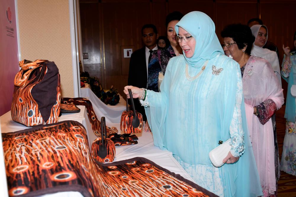 The Raja Permaisuri Agong Tunku Hajah Azizah Aminah Maimunah Iskandariah at the Piala Seri Endon 2019 (PSE) batik design competition at the Kuala Lumpur Convention Centre, on Sept 8, 2019. — Bernama