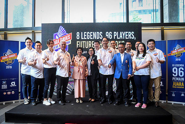 Prime Minister’s wife, Tun Dr Siti Hasmah (5th from L) with programme director and former national singles champion Rashid Sidek (front, 4th from R) and other national badminton legends at the launch ceremony of the Tun Dr Siti Hasmah Badminton Championship. — Bernama