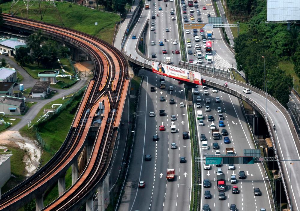 KUALA LUMPUR, 9 Nov -- Jumlah kenderaan banyak menyebabkan berlakunya kesesakan lalu lintas sehingga 11 pagi semalam di Lebuhraya Persekutuan menghala ke ibu kota dari arah Petaling Jaya akibat perkhidmatan LRT laluan Kelana Jaya tergendala sejak Selasa. fotoBernama