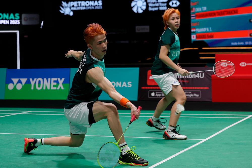 KUALA LUMPUR, Jan 13 -- National mixed doubles players Chen Tang Jie and Toh Ee Wei in action against Thai players Dechapol Puavaranukroh and Sapsiree Taerattanachai in the quarter-finals of the Malaysia Open Petronas Badminton Championship 2023 at Axiata Arena today. BERNAMAPIX