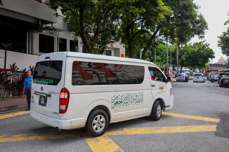 $!The van carrying Tun Daim Zainuddin’s remains from Assunta Hospital in Petaling Jaya at 11.02am - BERNAMAPIX