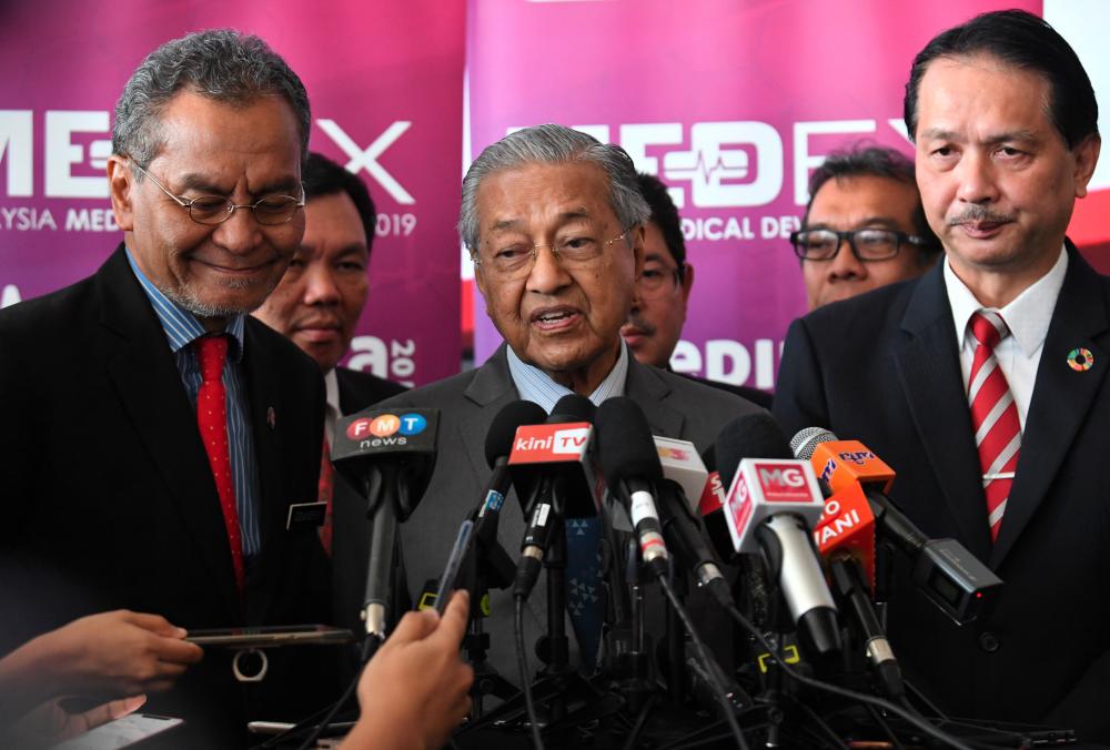 Prime Minister Tun Dr Mahathir Mohamad speaks during a press conference after officiating the International Medical Device Conference (IMDC) 2019 and Malaysia Medical Device Expo (MYMEDEX) 2019 today.  Also present are Health Minister Datuk Seri Dr Dzulkefly Ahmad (L) and Health director-general Datuk Dr Noor Hisham Abdullah (R).  - Bernama