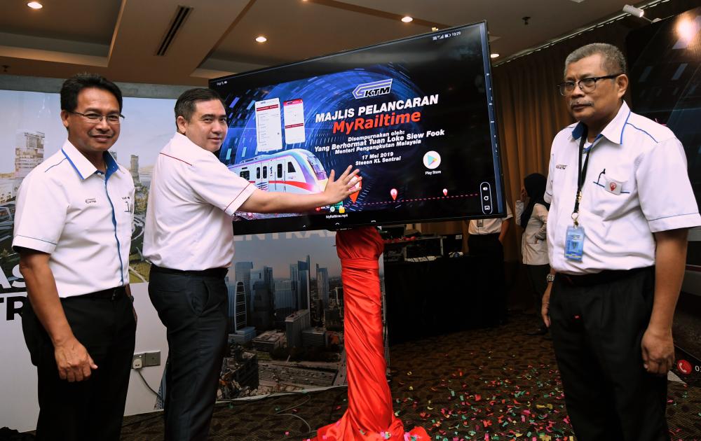 Transport Minister Anthony Loke Siew Fook (2nd from L) launches the ‘MyRailtime’ app at KL Sentral on May 17, 2019. - Bernama