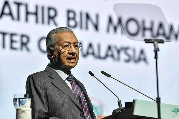 Prime Minister Tun Dr Mahathir Mohamad delivering his keynote address at the Malaysian Palm Oil Board (MPOB) International Palm Oil Congress and Exhibition (PIPOC) 2019 in Kuala Lumpur Convention Centre today. — Bernama