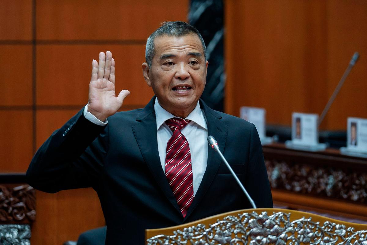 Ahli Jawatankuasa Tertinggi Pusat DAP Datuk Wu Him Ven mengangkat sumpah jawatan sebagai Ahli Dewan Negara (Senator) di hadapan Yang Dipertua Dewan Negara Datuk Awang Bemee Awang Ali Basah di Bangunan Parlimen hari ini-fotoBERNAMA