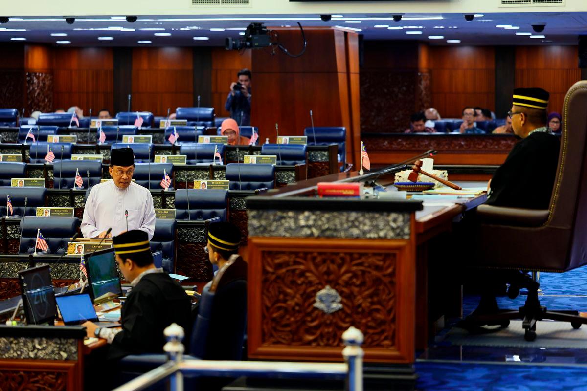 Perdana Menteri Datuk Seri Anwar Ibrahim menjawab soalan pada Mesyuarat Kedua Penggal Keempat Parlimen ke-15 di Dewan Rakyat, Bangunan Parlimen, hari ini - fotoBERNAMA