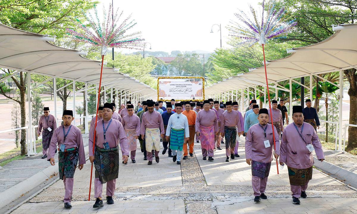 Menteri di Jabatan Perdana Menteri (Hal Ehwal Agama) Datuk Dr Mohd Na'im Mokhtar mengetuai perarakan sempena Sambutan Maulidur Rasul Peringkat Kebangsaan Tahun 1447H/2025M di Taman Ekspo Pertanian Malaysia Serdang (MAEPS) hari ini. - BERNAMA