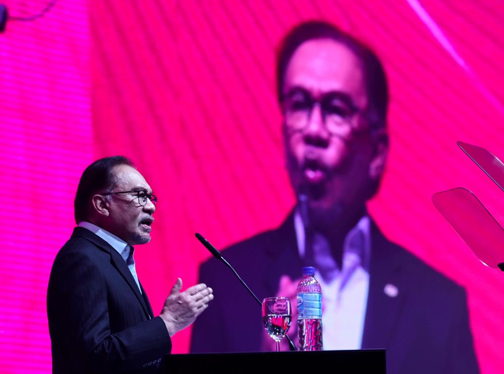 Prime Minister Datuk Seri Anwar Ibrahim delivers his speech to officiate the Malaysia Digital Expo 2023 Grand Finale at the Malaysia International Trade and Exhibition Centre, on Nov 6 2023.--fotoBERNAMA (2023) COPYRIGHT RESERVED