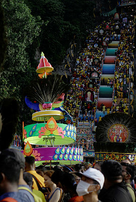 Hindus pour into the Sri Subramaniam temple at Batu Caves to celebrate and make vows on Thaipusam, today. — Bernama