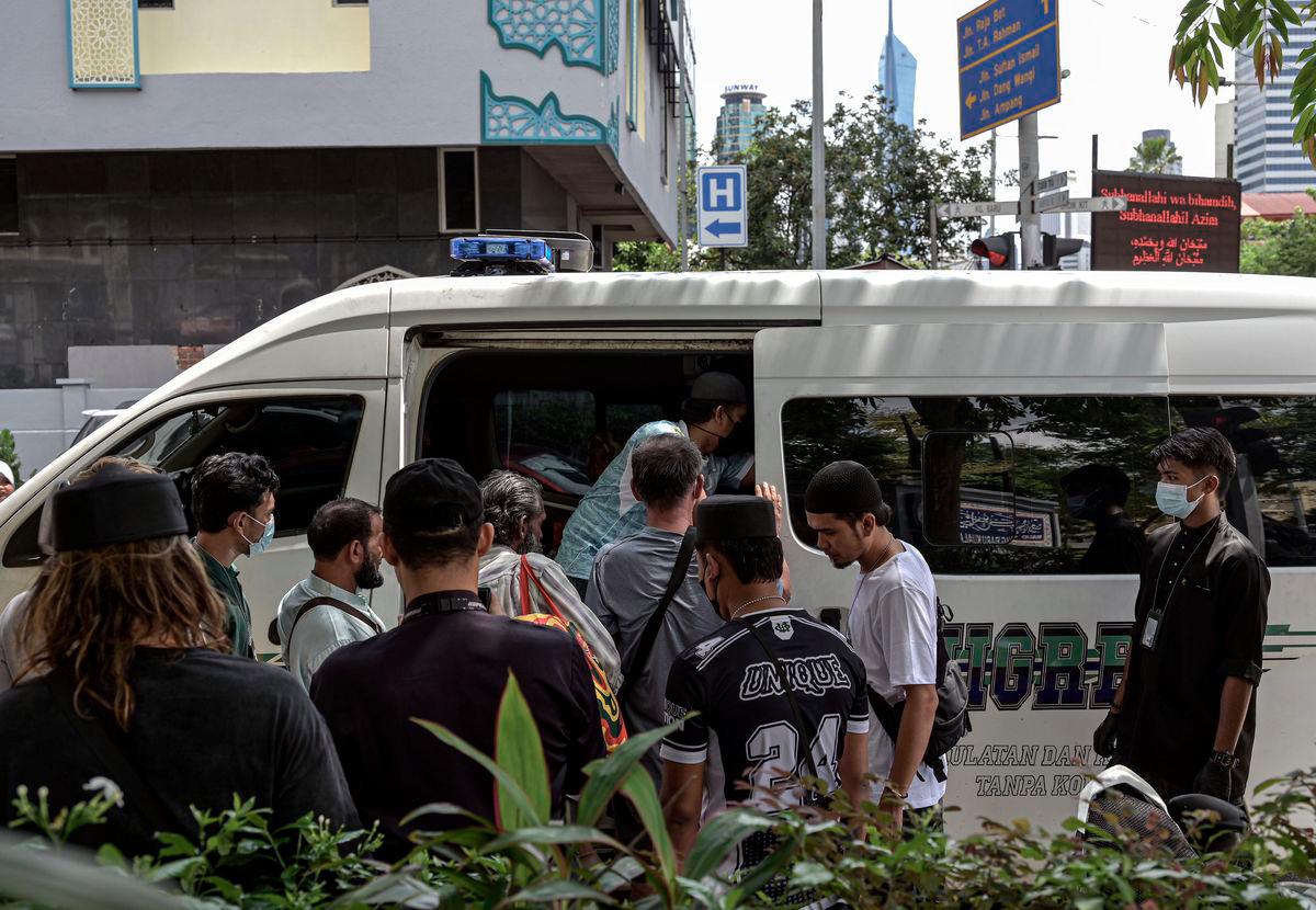 Taktik sekumpulan warga asing yang menyamar sebagai peminta sedekah untuk meraih simpati jemaah yang melakukan solat Jumaat di Masjid Jamek Kampung Baru terbongkar apabila mereka ditahan dalam satu serbuan oleh Jabatan Imigresen Malaysia (JIM) Kuala Lumpur, petang semalam. - BERNAMA