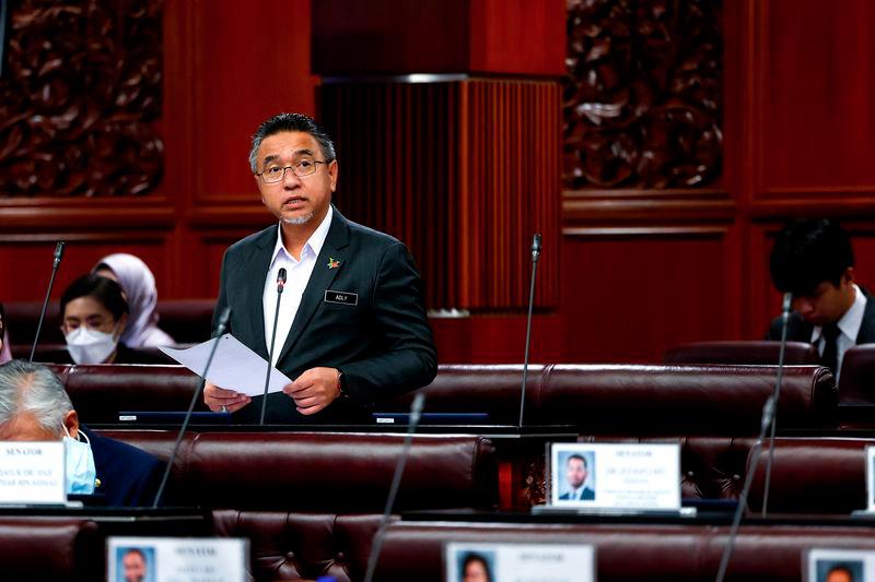 Timbalan Menteri Pertahanan Adly Zahari pada Mesyuarat Ketiga Penggal Ketiga, Majlis Parlimen ke-15 Dewan Negara di Bangunan Parlimen hari ini. - fotoBERNAMA