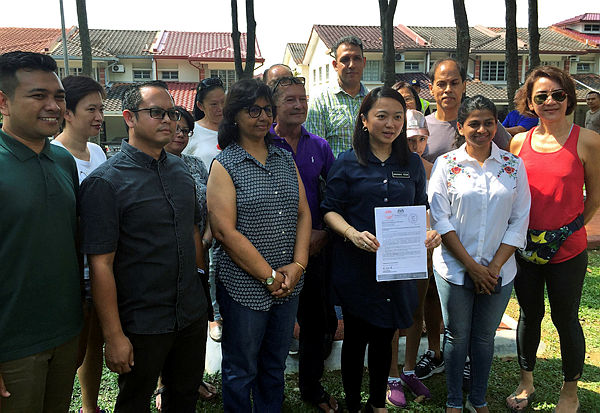 Woman, Family and Community Development deputy minister Hannah Yeoh shows a letter requesting a moratorium on new development from DBKL, at Desa Sri Hartamas on April 13, 2019. — Bernama