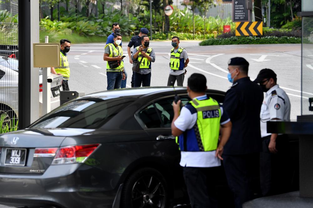 KUALA LUMPUR, 13 April -- Pengawai polis mengawal pintu masuk ke lokasi kejadian pengabaian dan penganiayaan melibatkan seorang remaja perempuan Sindrom Down yang dikenali sebagai Bella di sebuah unit kondominium di Wangsa Maju yang merupakan tempat tinggal mangsa hari ini. fotoBERNAMA