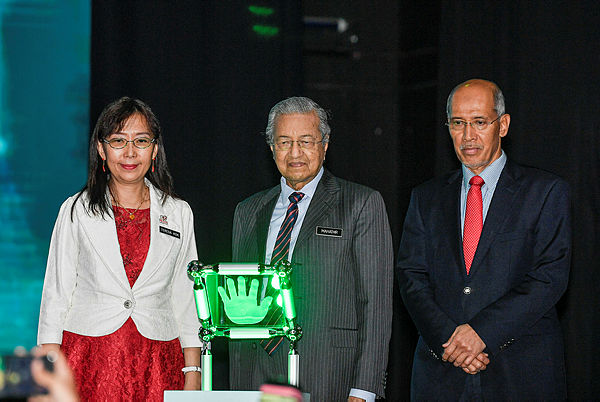 Prime Minister Tun Dr Mahathir Mohamad (centre) officiates the Malaysian Palm Oil Board (MPOB) International Palm Oil Congress and Exhibition (PIPOC) 2019 in Kuala Lumpur Convention Centre today.