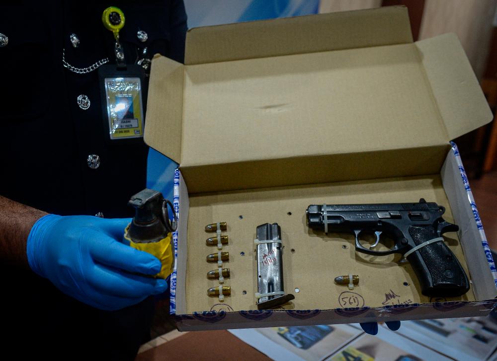 KUALA LUMPUR, June 20 - A black CZ 75 Compact pistol, containing five live bullets and a grenade was seized after police busted a group of criminals who had been active since 2009 by shooting dead a man and arresting eight other suspects, in several operations in the Klang Valley, last Saturday until early this morning. BERNAMAPIX