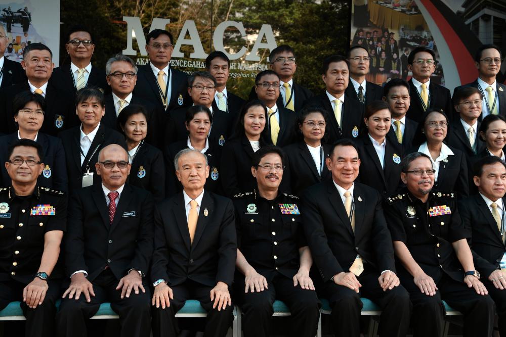 MACC deputy chief commissioner (Operation) Datuk Seri Azam Baki (seated centre) and Thailand National Anti-Corruption Commission (ONACC) director Sathapon Laothonh (seated 3rd from R) attend the closing ceremony of anti-corruption training for ONACC Thailand at the Malaysian Anti-Corruption Academy in Kuala Lumpur. - Bernama