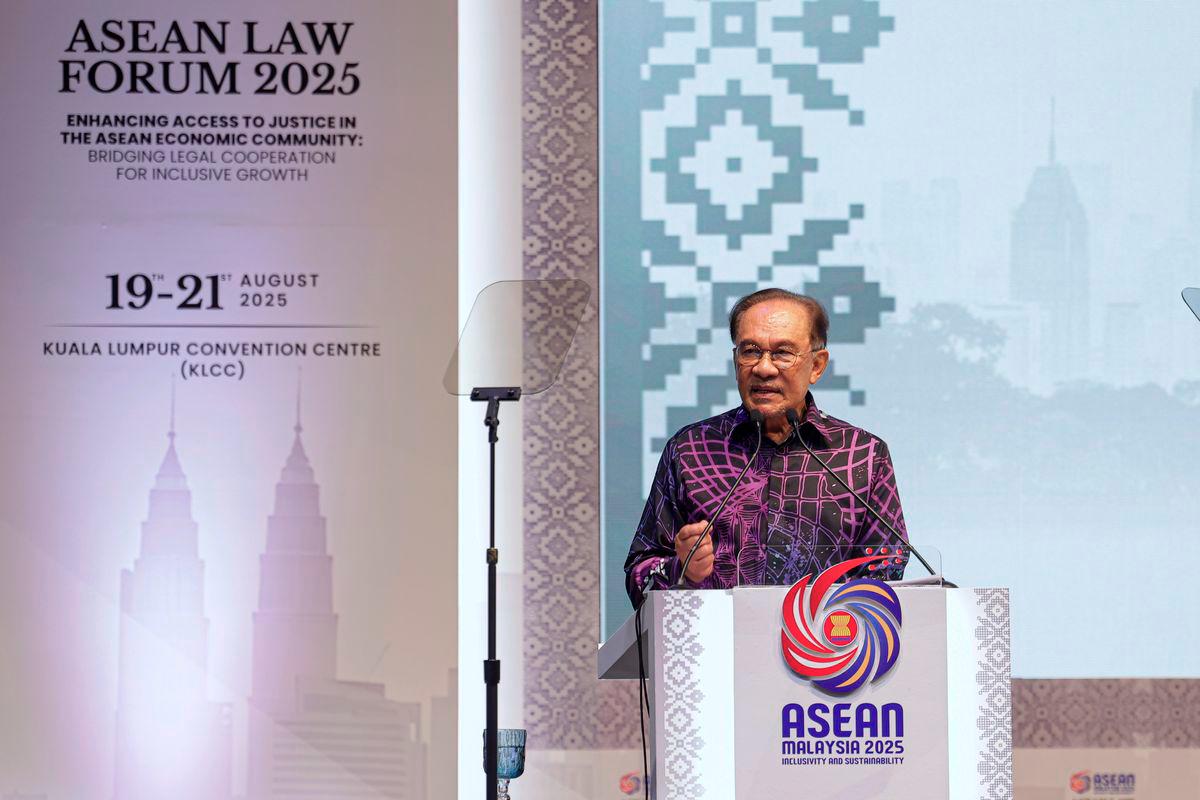 Prime Minister Datuk Seri Anwar Ibrahim delivers his speech at the ASEAN Law Forum 2025 themed Enhancing Access to Justice in the ASEAN Economic Community: Bridging Legal Cooperation for Inclusive Growth in the Digital Age in Kuala Lumpur Convention Centre today. - BERNAMA