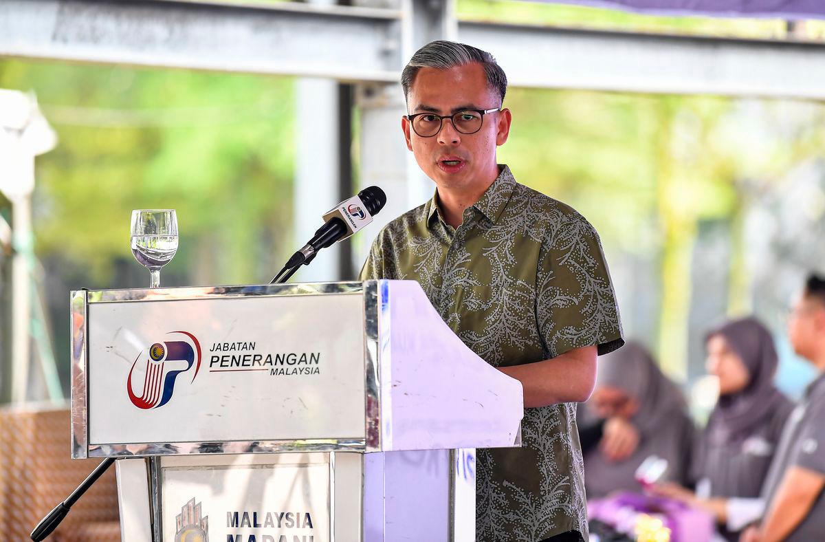 Menteri Komunikasi Datuk Fahmi Fadzil yang juga Ahli Parlimen Lembah Pantai menyampaikan ucapan pada Karnival Kita Madani Peringkat Wilayah Persekutuan Kuala Lumpur dan Putrajaya di IWK Ecopark Pantai Dalam hari ini - BERNAMA