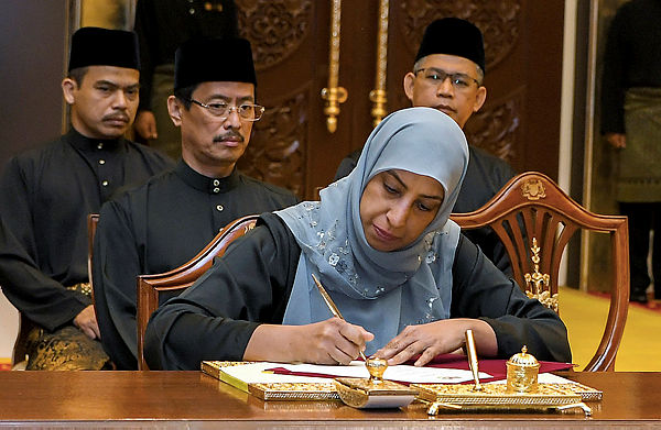 Latheefa Beebi Koya signs her letter of appointment as the 14th MACC chief at the “Istana Negara” today.