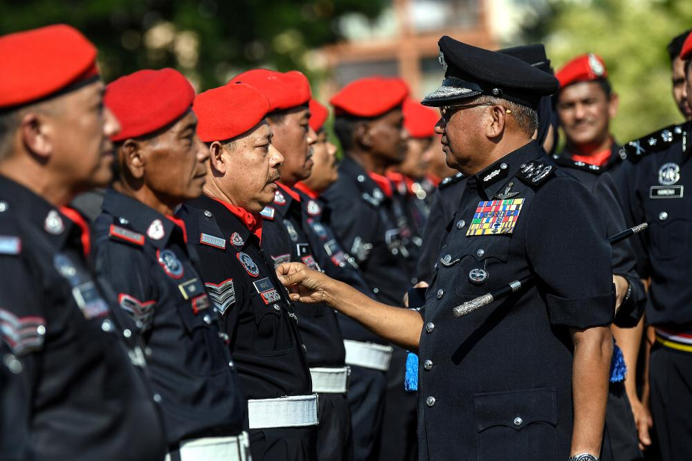 Inspector-General of Police Tan Sri Mohamad Fuzi Harun (R) hand over the National Warrior Service medal to the recipients at the 63rd Federal Reserve’s Anniversary Celebration and the National Warrior Medal Award at the Federal Reserve Team Headquarters, Royal Malaysian Police Cheras, on Feb 26, 2019. — Bernama