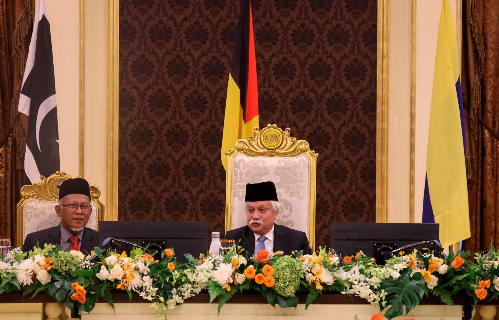 KUALA LUMPUR, Nov 29 -- The Yang Dipertuan Besar of Negeri Sembilan Tuanku Muhriz Ibni Almarhum Tuanku Munawir (right) presided over the 260th Council of Rulers Meeting at Istana Negara today. BERNAMAPIX