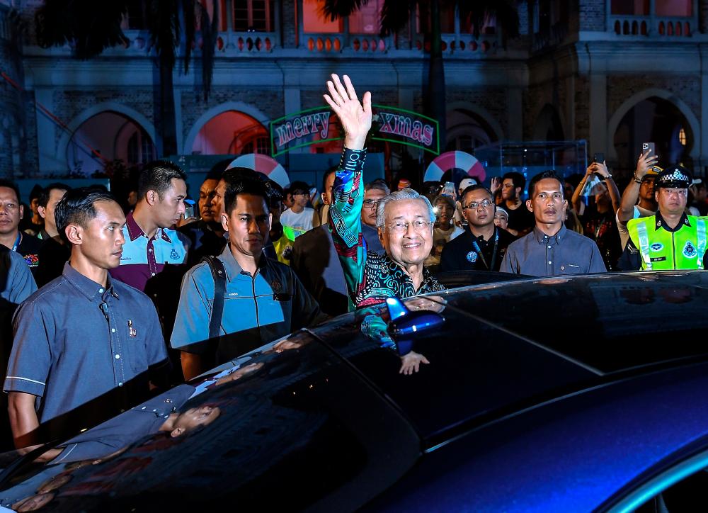 Mahathir joins thousands at Lampu 2019 festival
