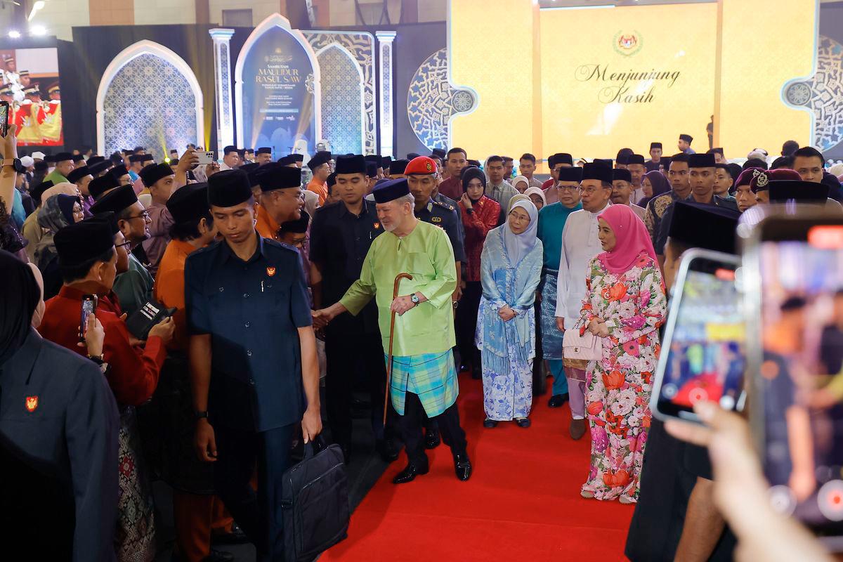 Yang di-Pertuan Agong Sultan Ibrahim dan Permaisuri Agong Raja Zarith Sofiah berkenan beramah mesra bersama para hadirin semasa berangkat balik pada Sambutan Maulidur Rasul Peringkat Kebangsaan Tahun 1447H/2025M di Taman Ekspo Pertanian Malaysia Serdang (MAEPS) hari ini. Turut sama Perdana Menteri Datuk Seri Anwar Ibrahim dan isteri Datuk Seri Dr Wan Azizah Wan Ismail. - BERNAMA
