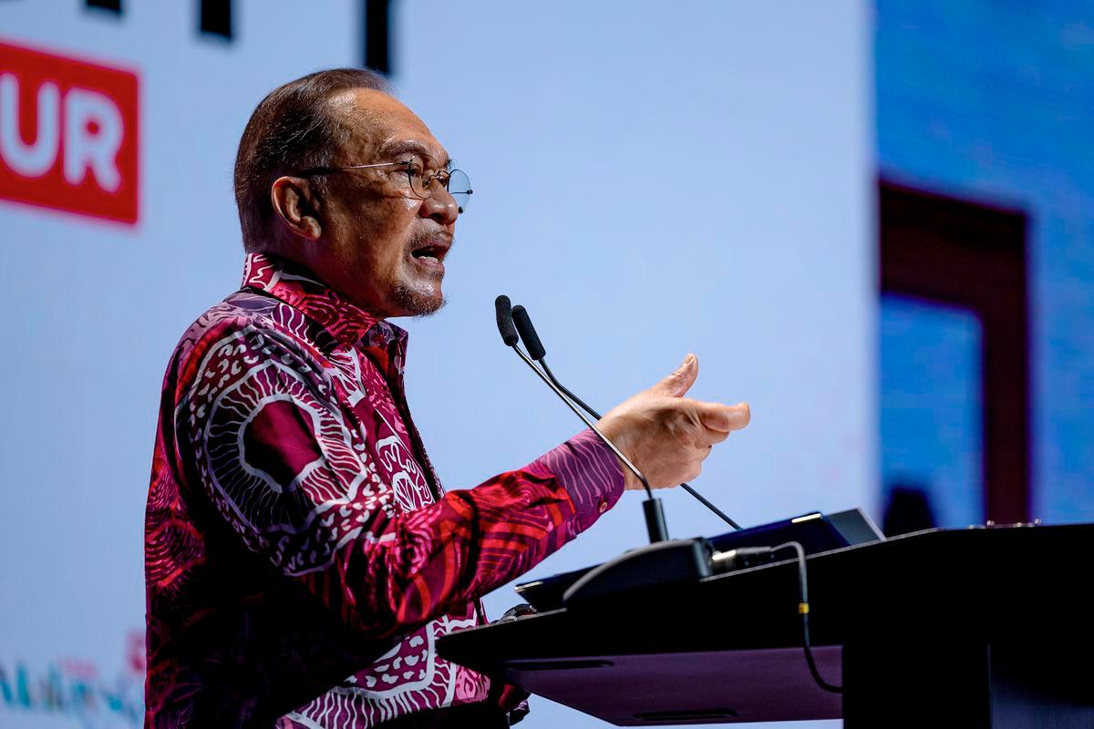Perdana Menteri, Datuk Seri Anwar Ibrahim menyampaikan ucapan pada SMARTCITY EXPO KUALA LUMPUR di Pusat Konvensyen Kuala Lumpur, hari ini. - BERNAMA