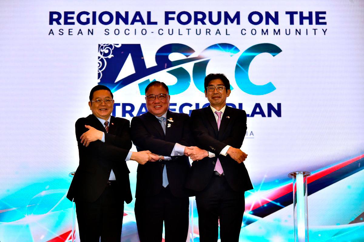 Tourism, Arts and Culture Minister and Chair of the ASEAN Socio-Cultural Community (ASCC) Council, Datuk Seri Tiong King Sing (center), participates in a handshake with ASEAN Secretary-General Dr Kao Kim Hourn (left) and Ambassador of Japan to ASEAN, Kiya Masahiko (right), during the Opening Ceremony of the Regional Forum on the ASCC Strategic Plan at a hotel today. - BERNAMApix
