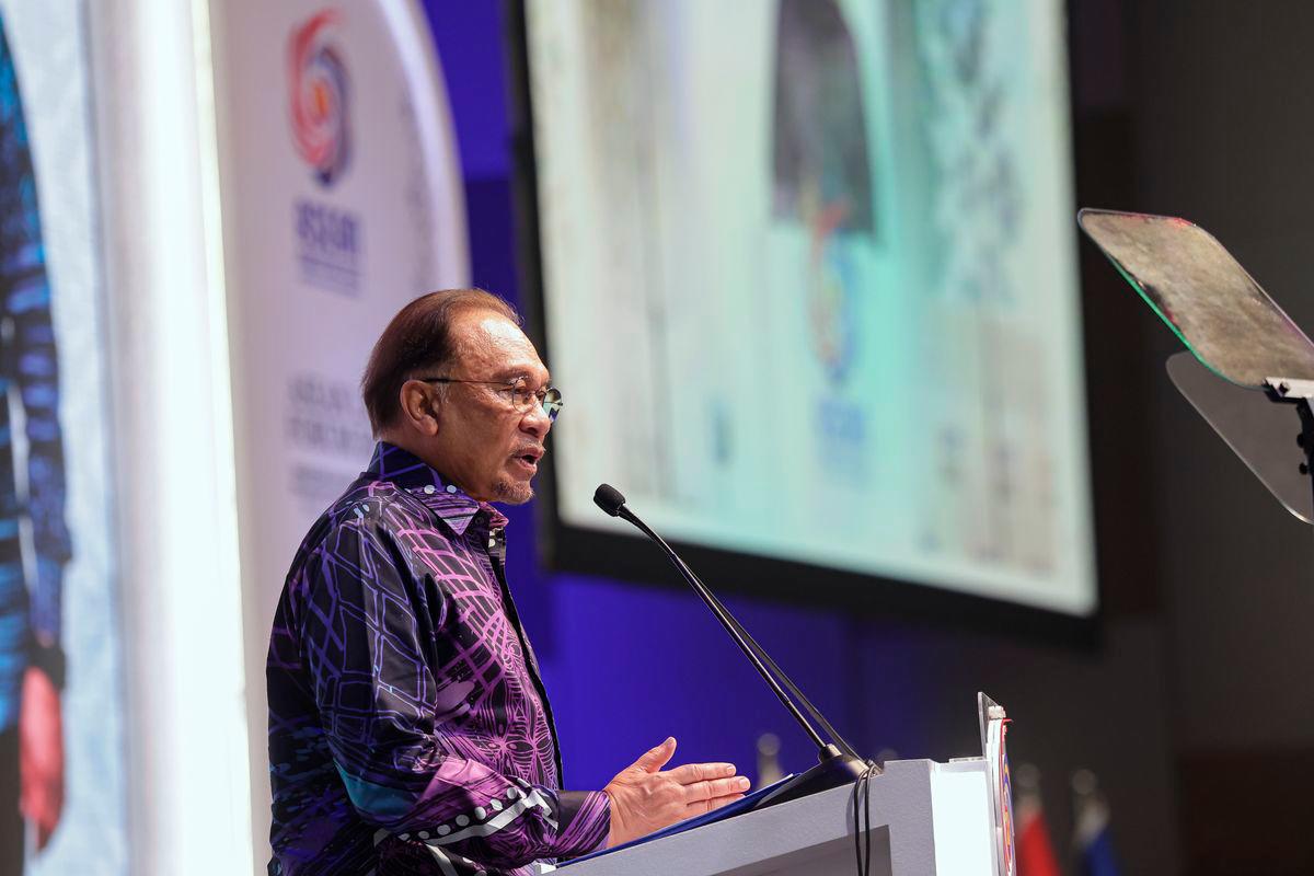 Perdana Menteri Datuk Seri Anwar Ibrahim menyampaikan ucapannya pada Forum Undang-Undang ASEAN 2025 yang bertemakan “Memperkasa Akses kepada Keadilan dalam Komuniti Ekonomi ASEAN: Menjambatani Kerjasama Perundangan untuk Pertumbuhan Inklusif dalam Era Digital” di Pusat Konvensyen Kuala Lumpur hari ini -fotoBERNAMA