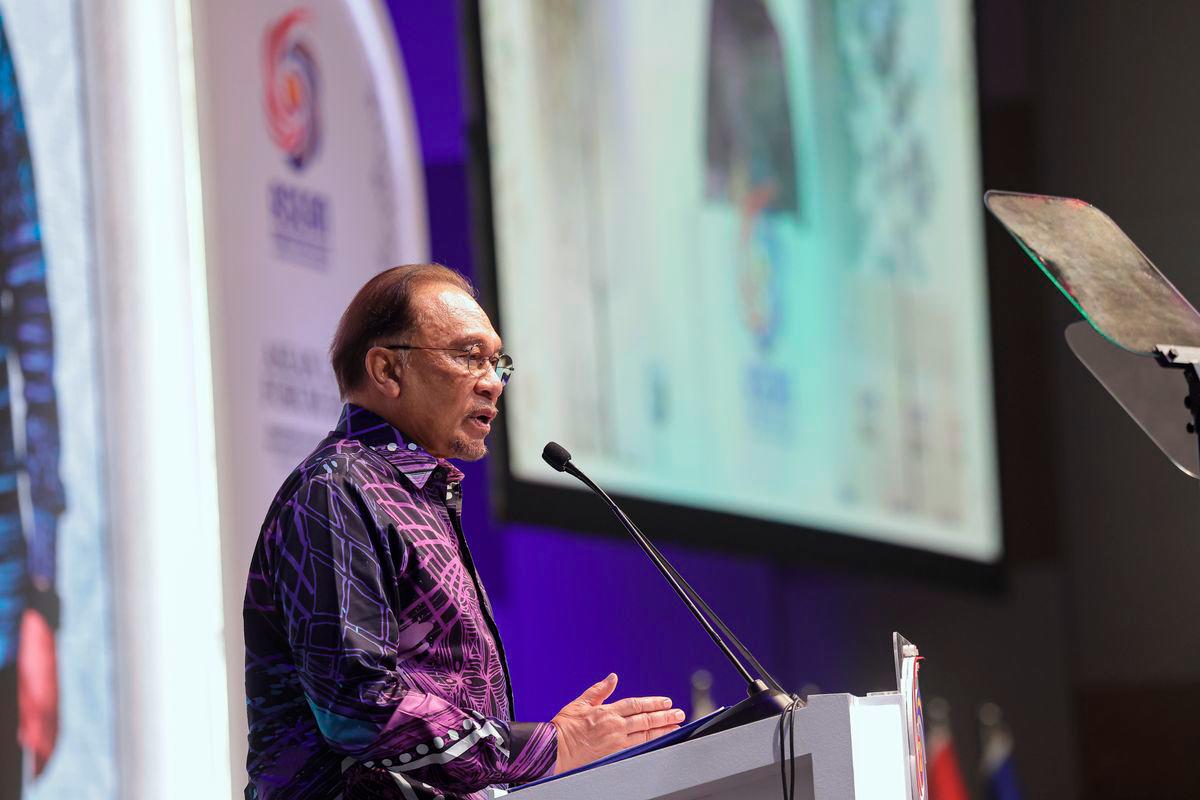 Prime Minister Datuk Seri Anwar Ibrahim delivers his speech at the ASEAN Law Forum 2025 themed Enhancing Access to Justice in the ASEAN Economic Community: Bridging Legal Cooperation for Inclusive Growth in the Digital Age in Kuala Lumpur Convention Centre today. - BERNAMA