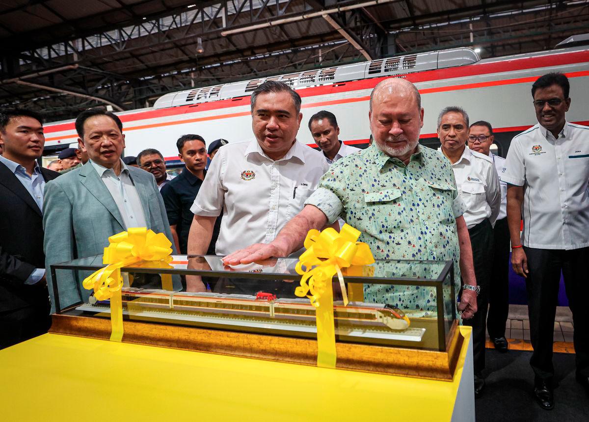 Yang di-Pertuan Agong Sultan Ibrahim hari ini berkenan berangkat merasmikan dua set pertama Perkhidmatan Tren Elektrik (ETS3) Keretapi Tanah Melayu Berhad (KTMB) bagi laluan selatan di Stesen Keretapi Kuala Lumpur di sini. - BERNAMA