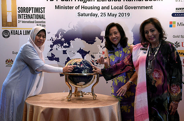Housing and Local Government Minister Zuraida Kamaruddin (L) with Soropimist International Convention Kuala Lumpur chairman Puan Sri Siew Yong Gnanalingam (C) participate in the launch of the ‘Soroptimist International 21st Global Conference Kuala Lumpur’ at KLCC today. — Bernama