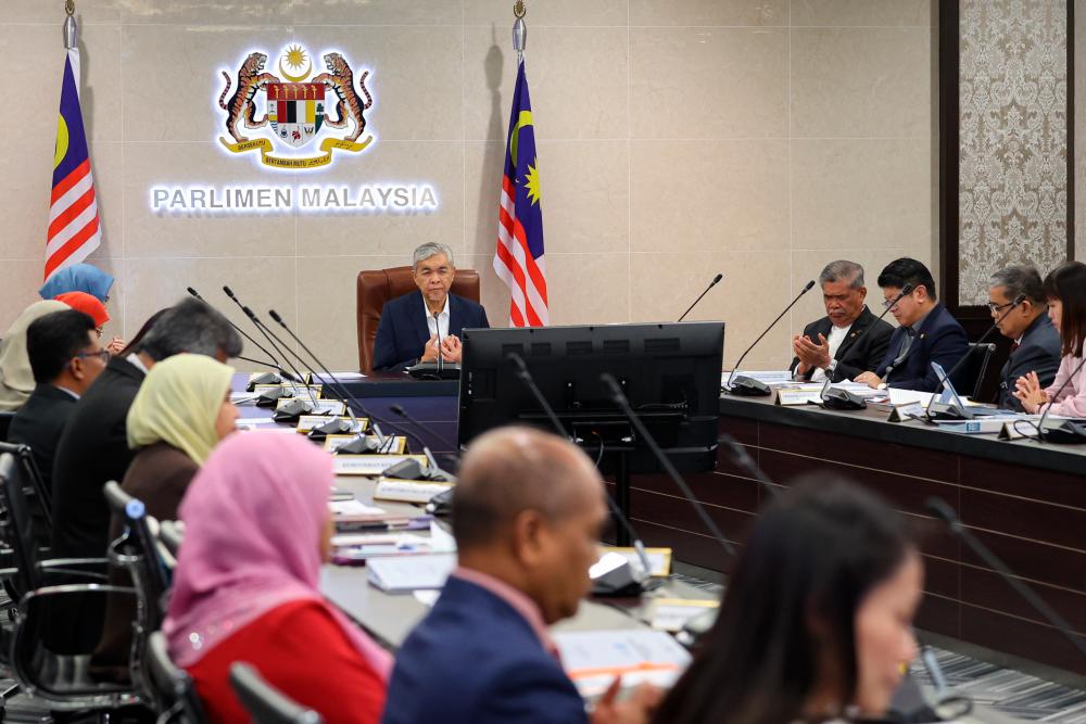 KUALA LUMPUR, 29 Mac -- Timbalan Perdana Menteri merangkap Menteri Kemajuan Desa Dan Wilayah Datuk Seri Dr Ahmad Zahid Hamidi mempengerusikan mesyuarat mengenai Agenda Nasional Malaysia Sihat di Bangunan Parlimen hari ini. fotoBERNAMA