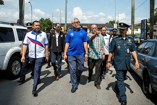 Federal Territories Minister Khalid Abdul Samad surveying conditions of housing areas during the Wilayah Care Initiative programme at PA Desa Rejang, Setapak today. — Bernama