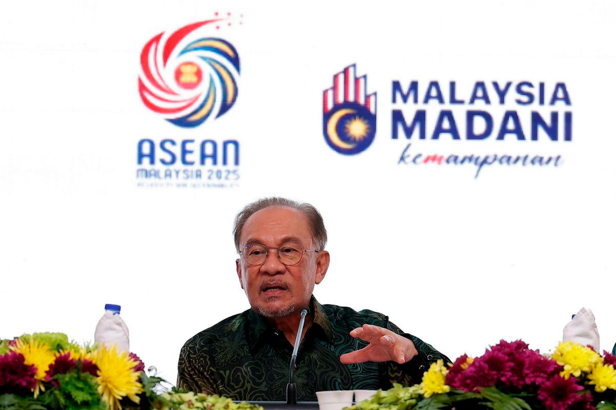 Perdana Menteri Datuk Seri Anwar Ibrahim berucap ketika Forum Ilmuwan Malaysia MADANI Siri 6 bertajuk Pengangkutan untuk Rakyat: Mengimbangi Antara Kemampuan Rakyat, Kualiti dan Kemampanan Pengangkutan Awam di Menara Prasarana hari ini.