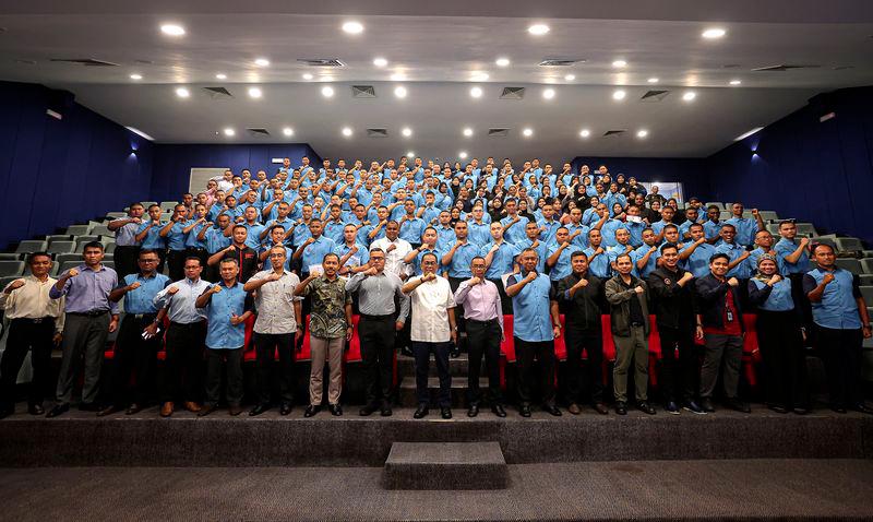 Menteri Pertahanan Datuk Seri Mohamed Khaled Nordin bersama para pelatih Program Latihan Khidmat Negara (PLKN) 3.0 Siri 1/2025 semasa sesi perjumpaan di Kem Rejimen 515 Askar Wataniah hari Ahad (Jan 12). - fotoBERNAMA