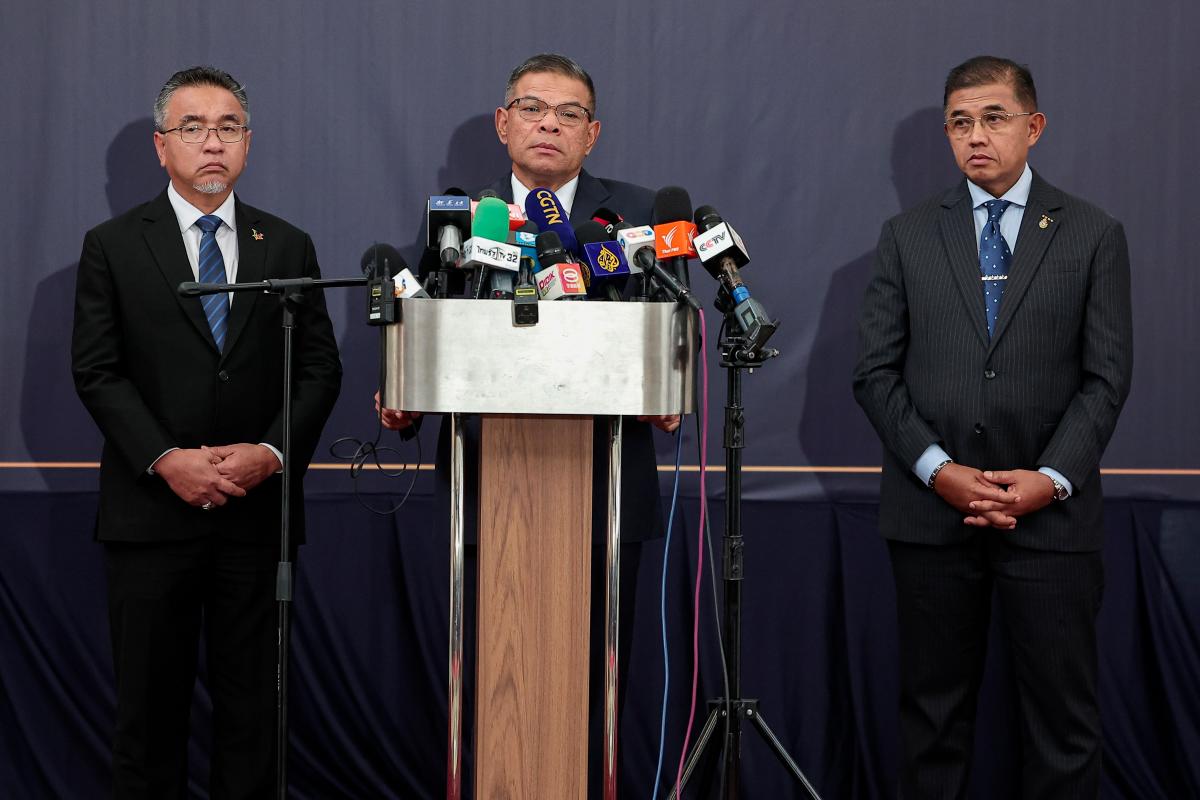 Menteri Dalam Negeri, Datuk Seri Saifuddin Nasution Ismail bercakap pada sidang media selepas menghadiri Mesyuarat Jawatankuasa Sempadan Am (GBC) di Wisma Pewira hari ini. - fotoBERNAMA