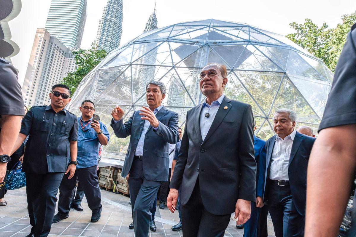 Perdana Menteri Datuk Seri Anwar Ibrahim bersama Menteri Luar Datuk Seri Mohamad Hasan meninjau persiapan Sidang Kemuncak ASEAN ke-47 di Pusat Konvensyen Kuala Lumpur (KLCC) hari ini. - BERNAMA