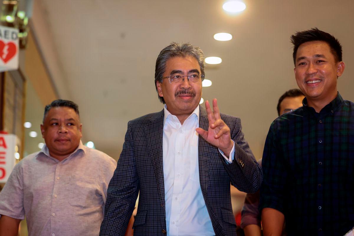 UMNO Vice-President Datuk Seri Johari Abdul Ghani attends the party’s Supreme Council Meeting at Menara Dato Onn tonight. – BERNAMA